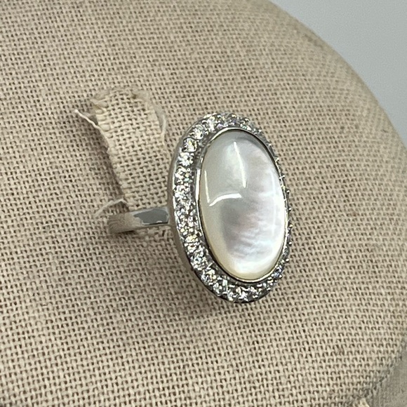 Vintage Mother-of-Pearl Oval Ring with Cubic Zirconia Halo – Size 7 - Picture 4 of 16